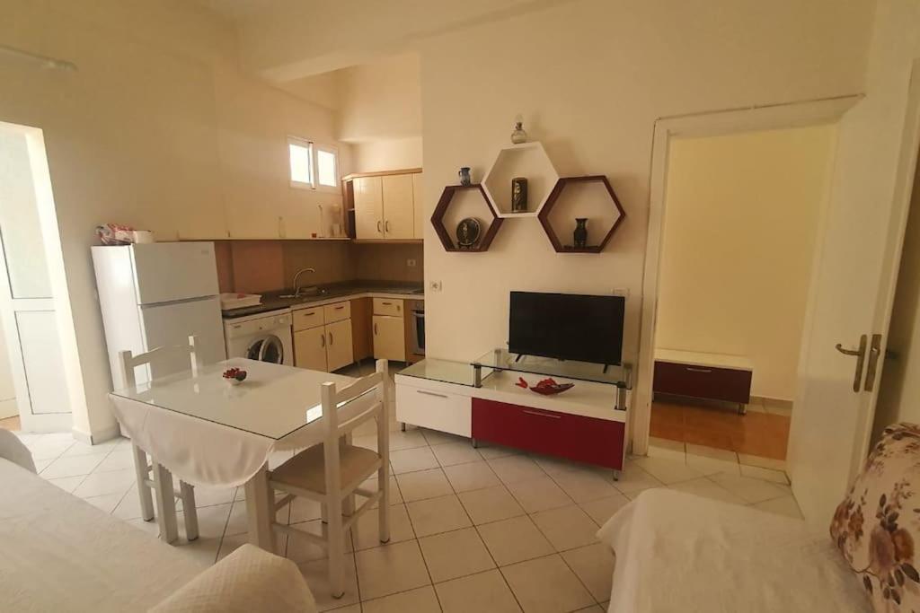 Rose'S Apartment Sarandë Esterno foto